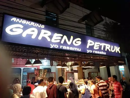Nama angkringan di spanduk © berbagai sumber