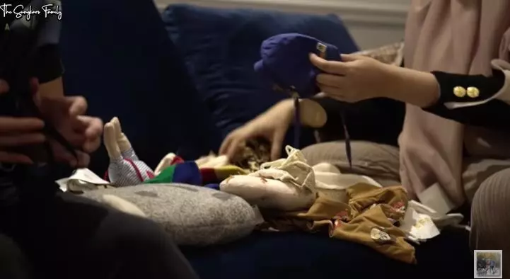 Zaskia Sungkar buka kado © YouTube Zaskia Sungkar buka kado © YouTube