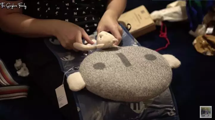 Zaskia Sungkar buka kado © YouTube Zaskia Sungkar buka kado © YouTube