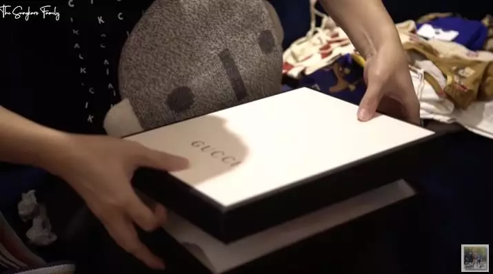 Zaskia Sungkar buka kado © YouTube Zaskia Sungkar buka kado © YouTube