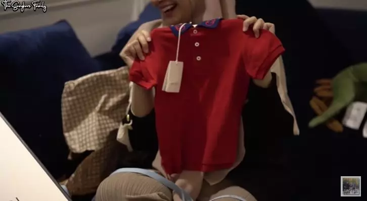 Zaskia Sungkar buka kado © YouTube Zaskia Sungkar buka kado © YouTube