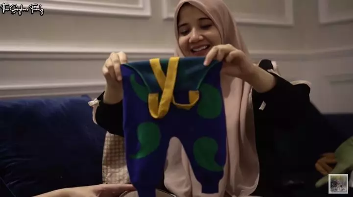 Zaskia Sungkar buka kado © YouTube Zaskia Sungkar buka kado © YouTube