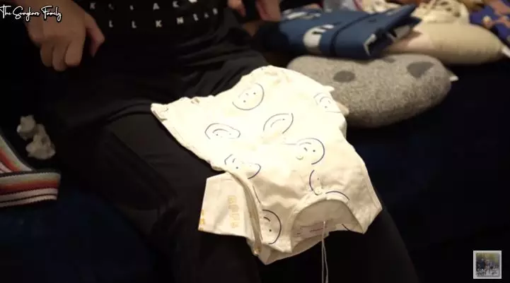 Zaskia Sungkar buka kado © YouTube Zaskia Sungkar buka kado © YouTube