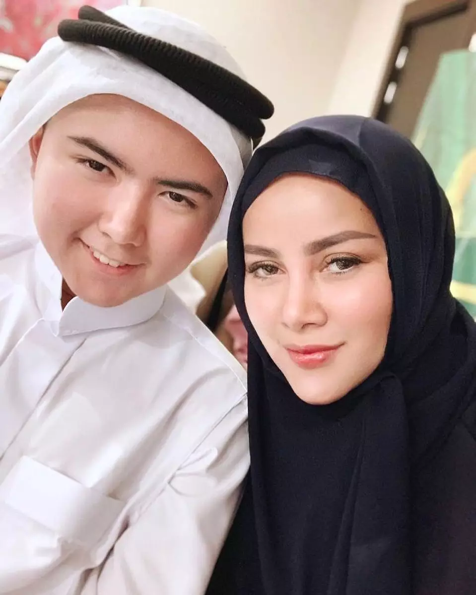 Momen Olla Ramlan dan putra sulungnya © Instagram