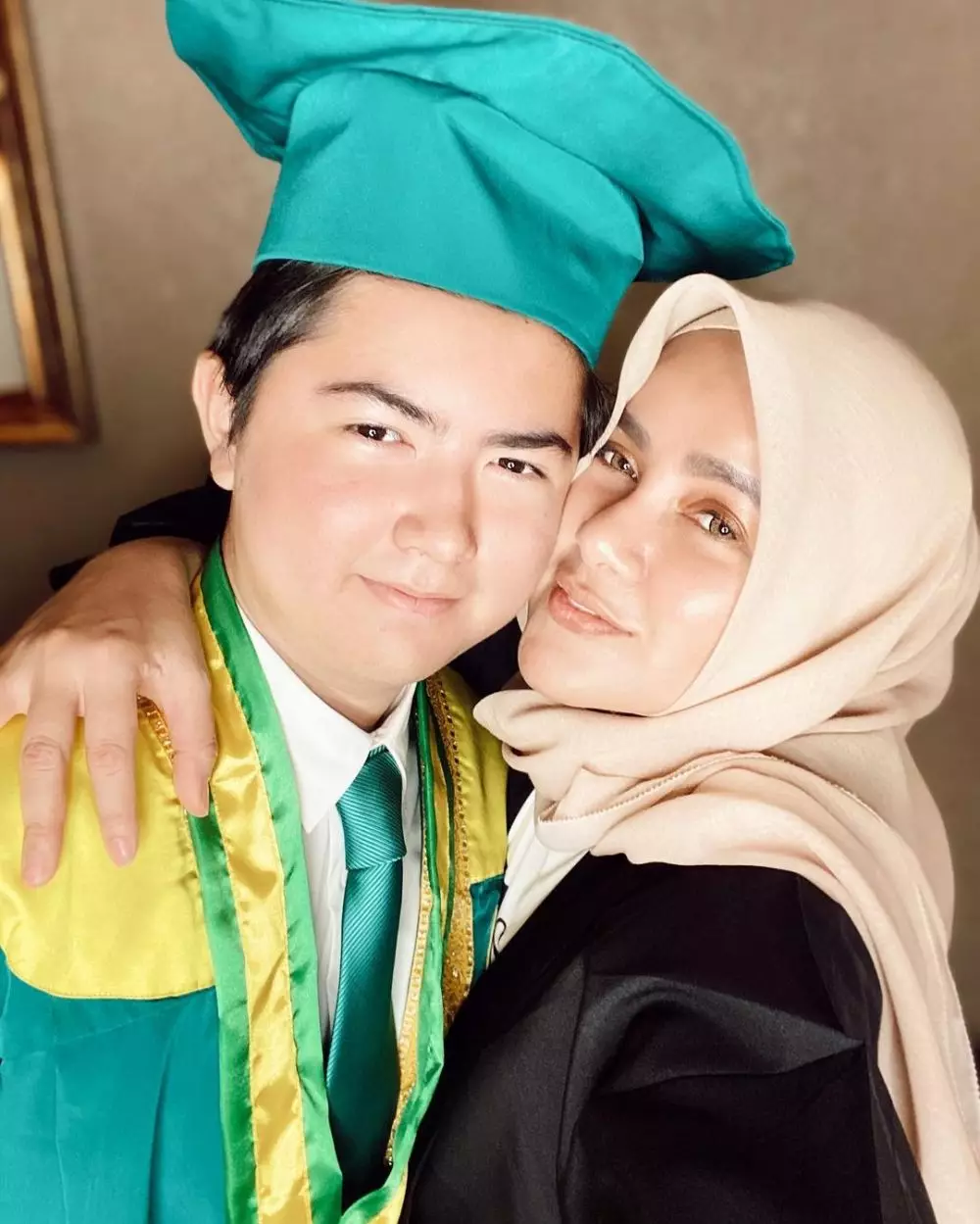 Momen Olla Ramlan dan putra sulungnya © Instagram