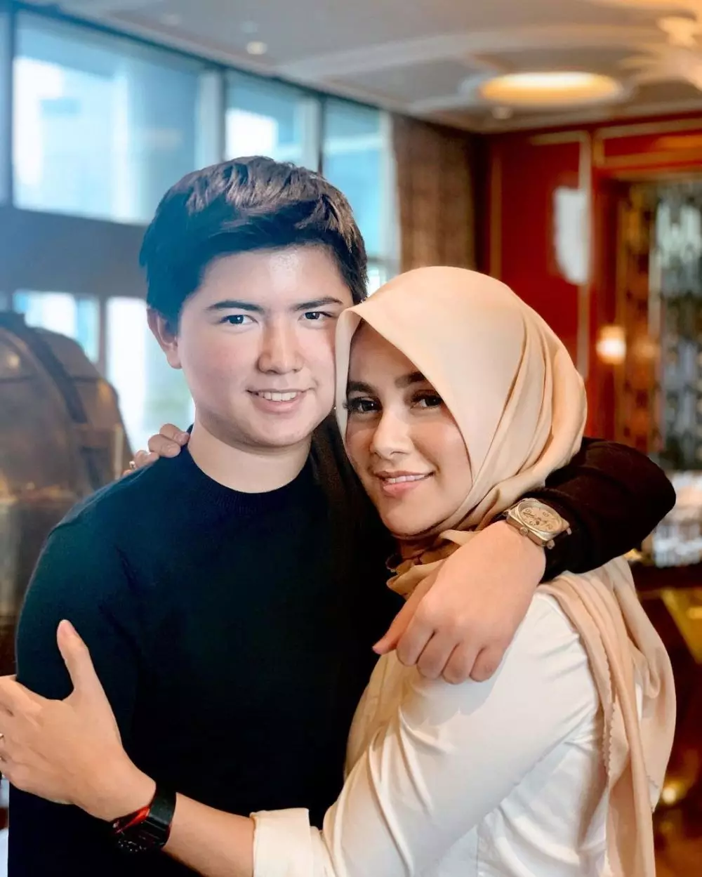 Momen Olla Ramlan dan putra sulungnya © Instagram