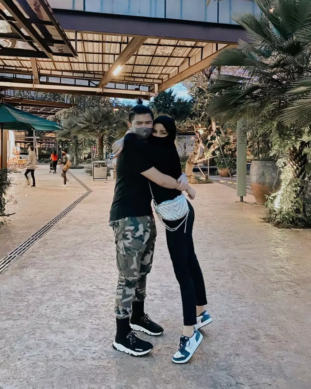 Momen Olla Ramlan dan putra sulungnya © Instagram