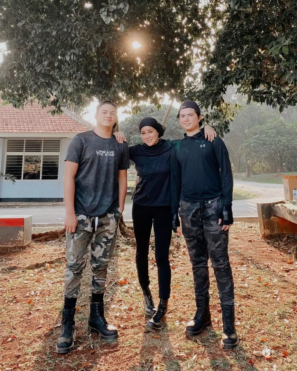 Momen Olla Ramlan dan putra sulungnya © Instagram