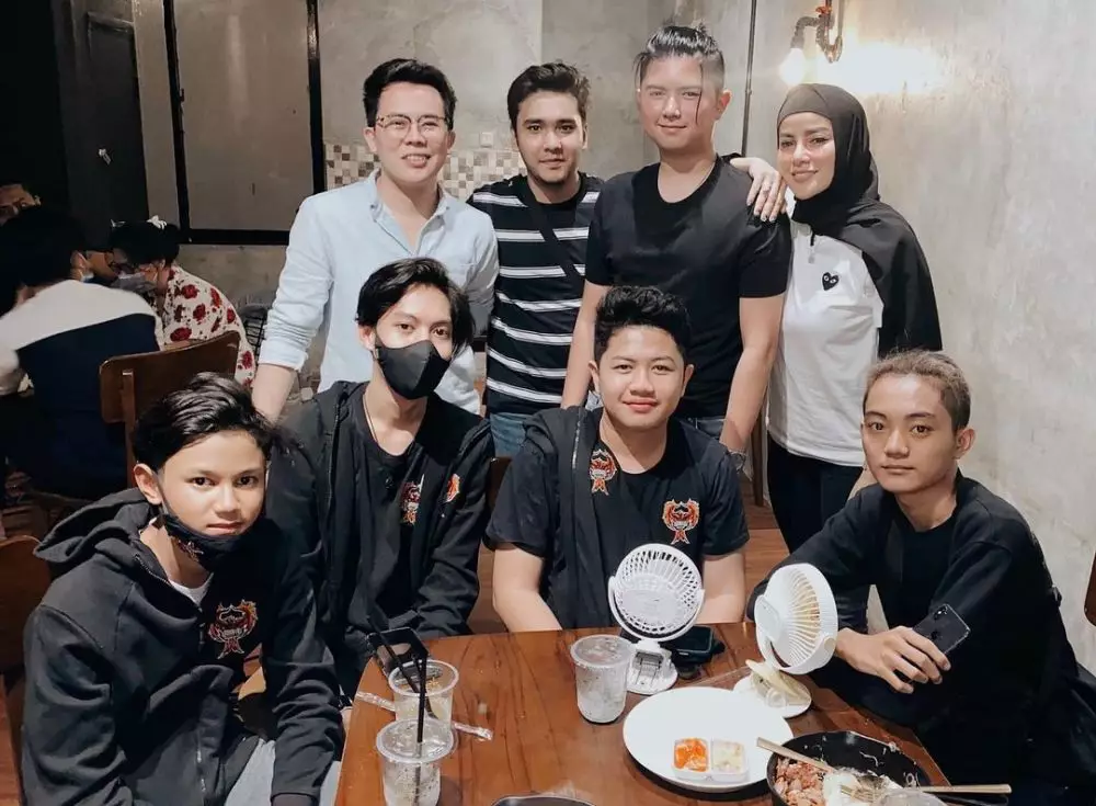 Momen Olla Ramlan dan putra sulungnya © Instagram