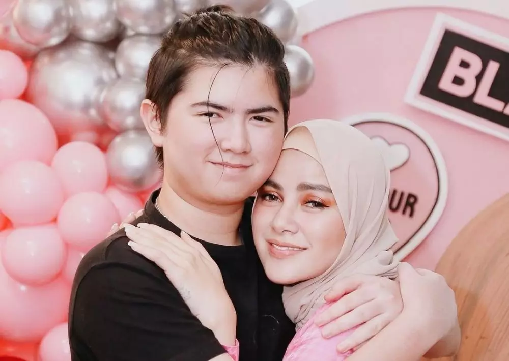 Momen Olla Ramlan dan putra sulungnya © Instagram