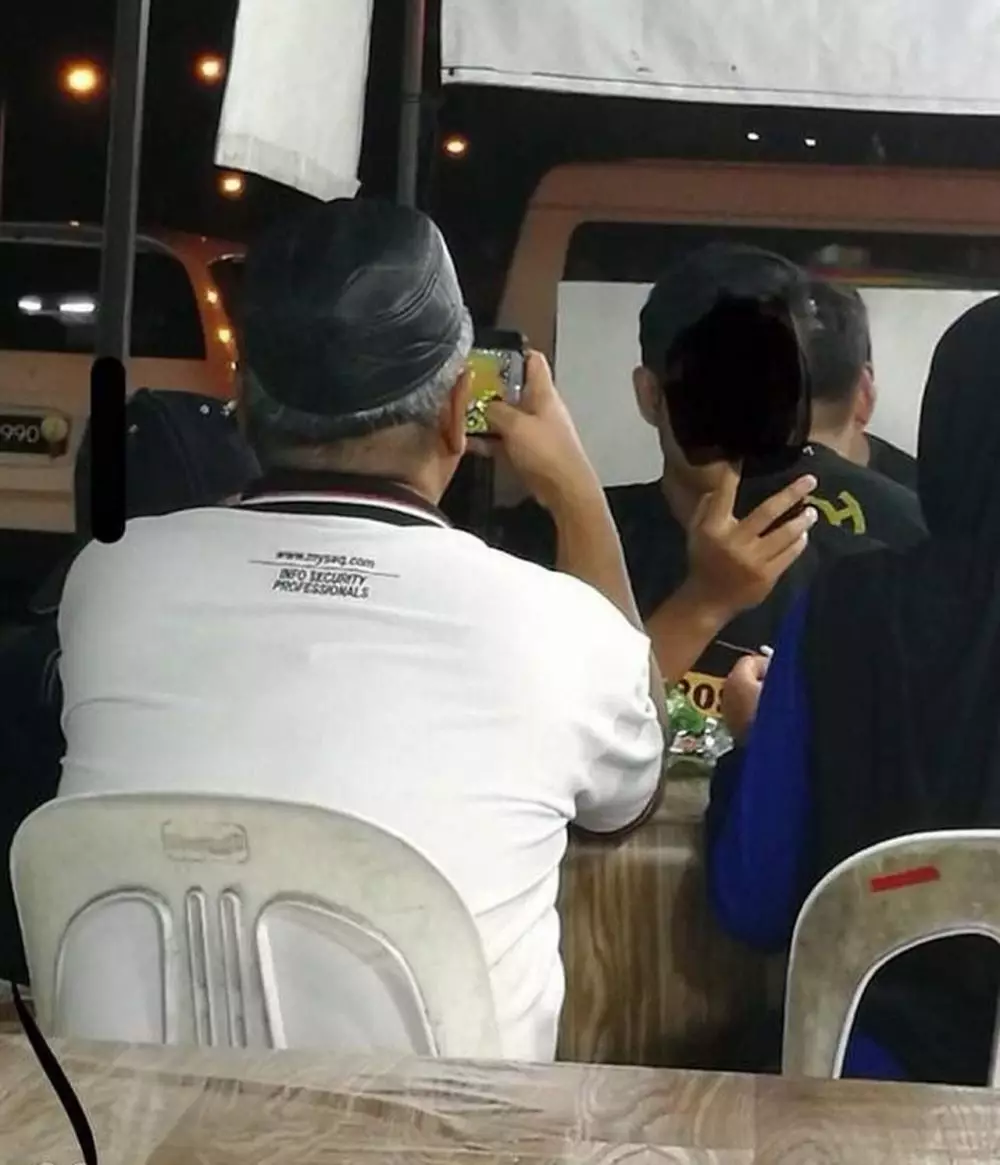 bapak bapak main hp © Instagram bapak bapak main hp © Instagram