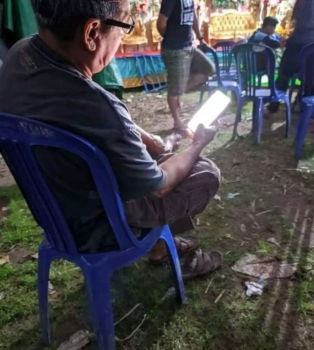 bapak bapak main hp © Instagram bapak bapak main hp © Instagram