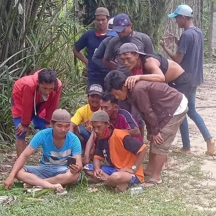 bapak bapak main hp © Instagram bapak bapak main hp © Instagram