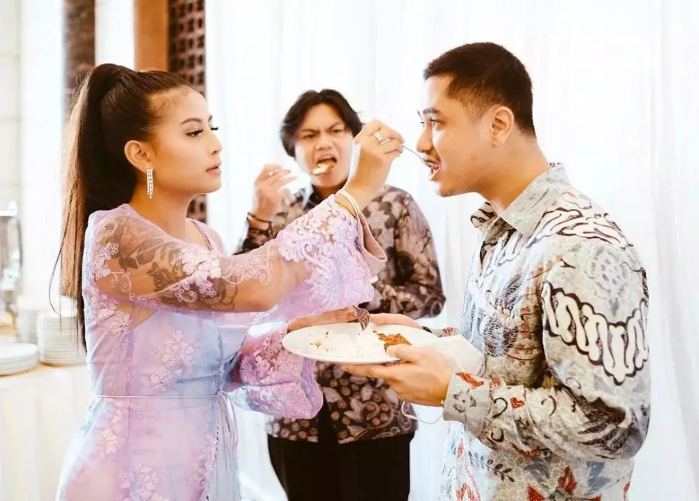 Awkarin dan mantan ke kondangan © Instagram