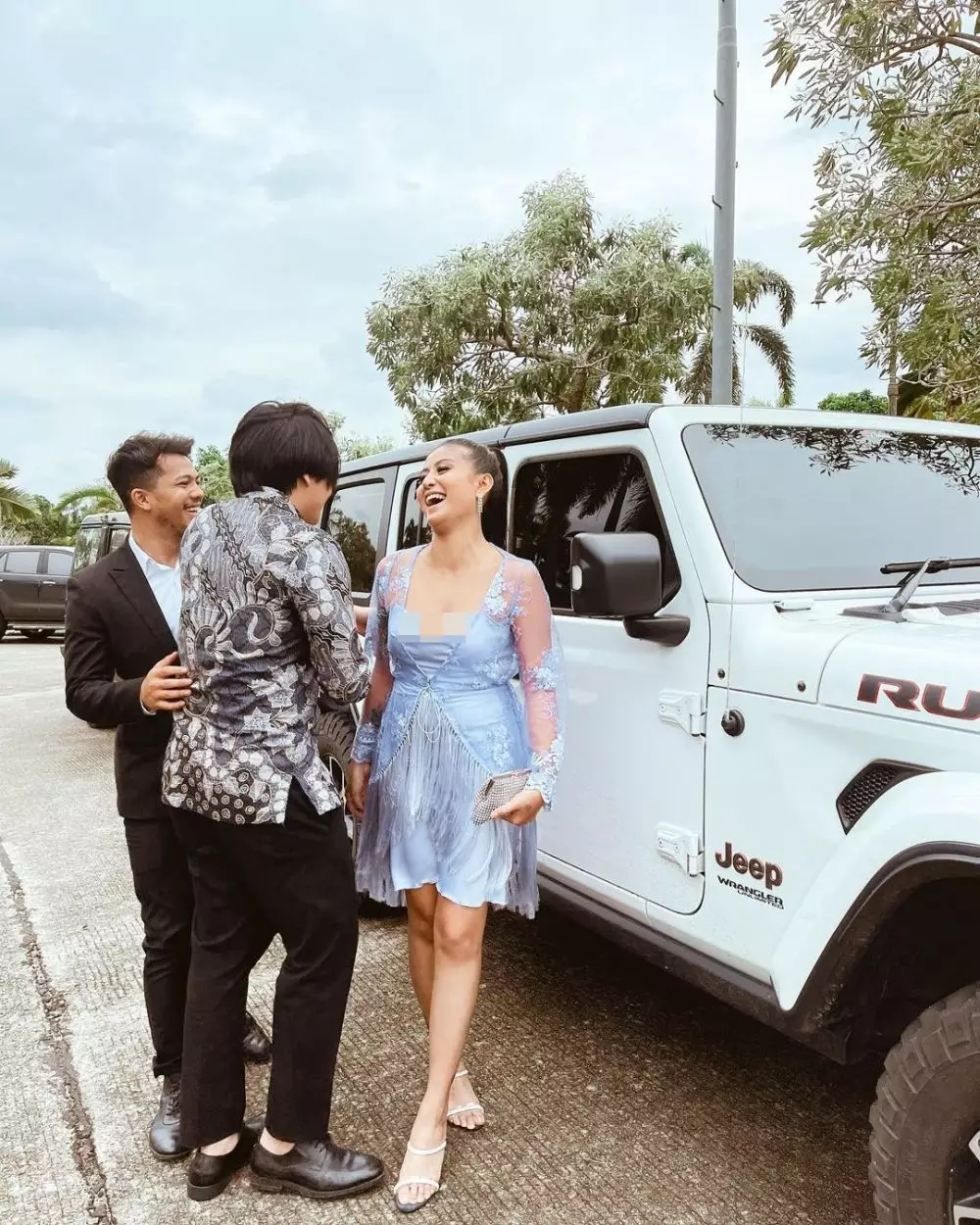 Awkarin dan mantan ke kondangan © Instagram