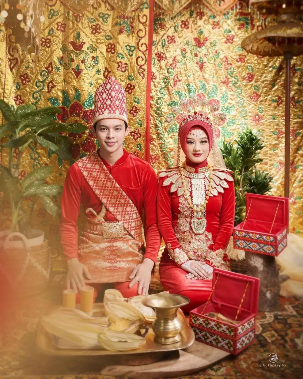 Dinda Hauw dan Rey Mbayang baju Manado © Instagram