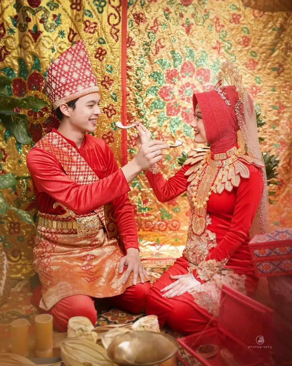 Dinda Hauw dan Rey Mbayang baju Manado © Instagram