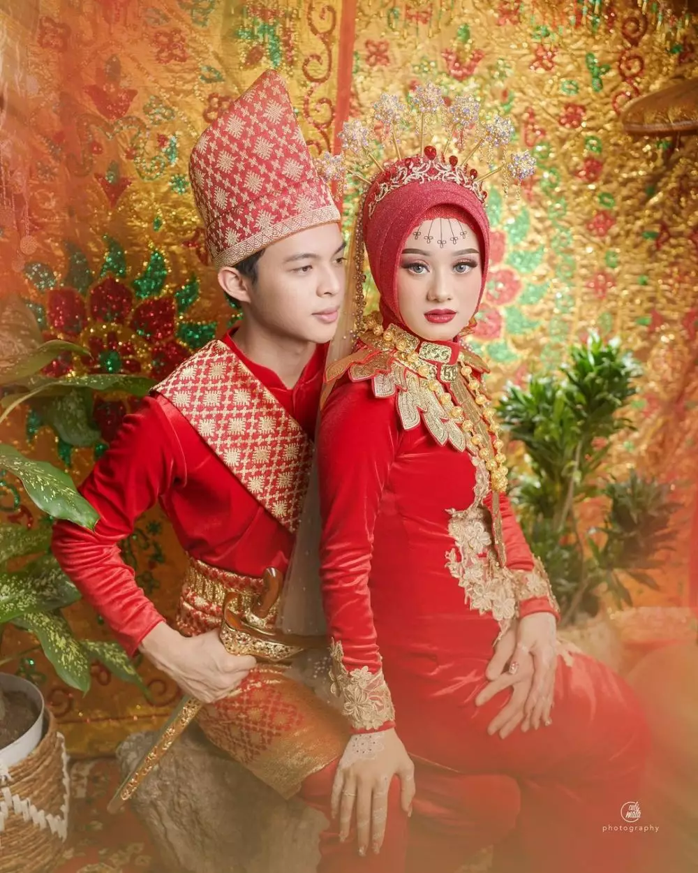 Dinda Hauw dan Rey Mbayang baju Manado © Instagram