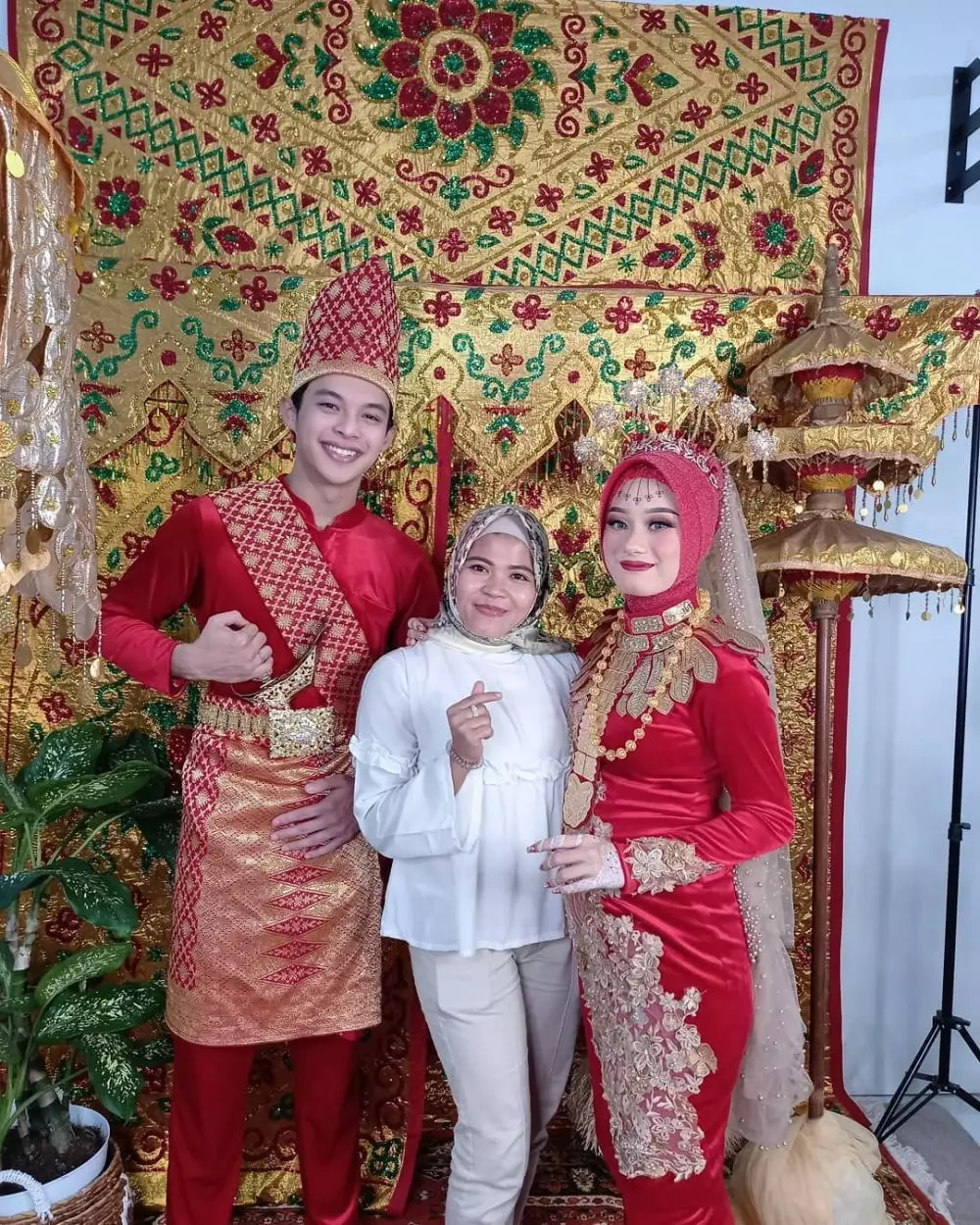 Dinda Hauw dan Rey Mbayang baju Manado © Instagram