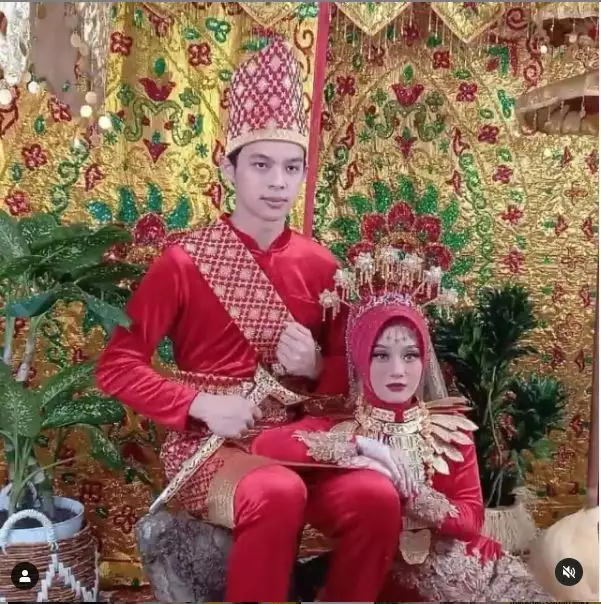 Dinda Hauw dan Rey Mbayang baju Manado © Instagram