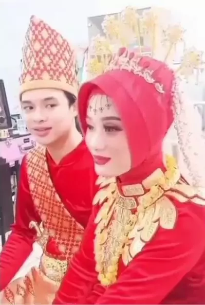 Dinda Hauw dan Rey Mbayang baju Manado © Instagram