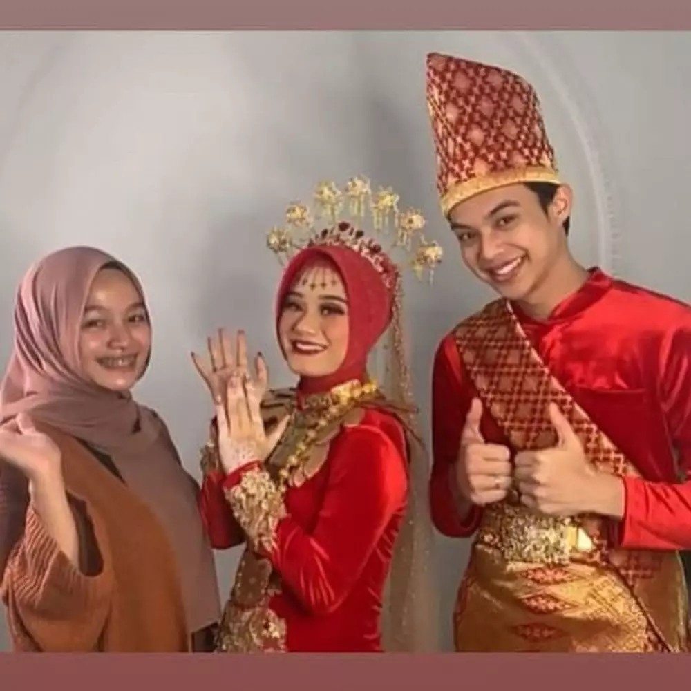 Dinda Hauw dan Rey Mbayang baju Manado © Instagram