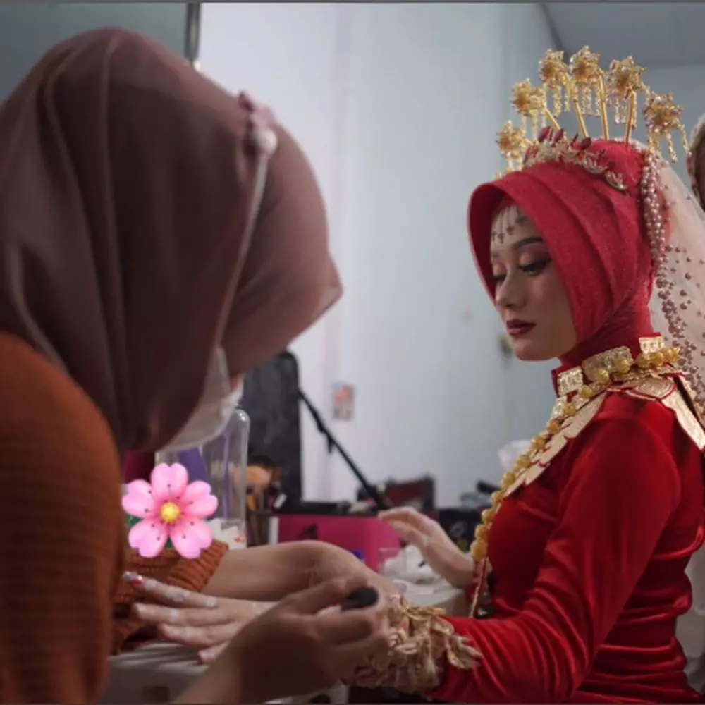 Dinda Hauw dan Rey Mbayang baju Manado © Instagram