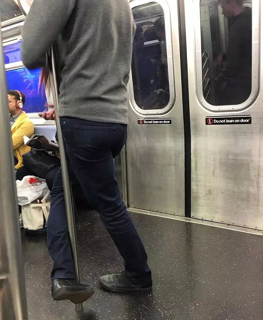 pose absurd di kereta © Instagram