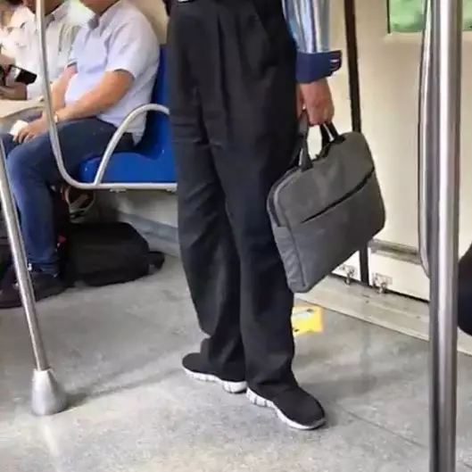 pose absurd di kereta © Instagram