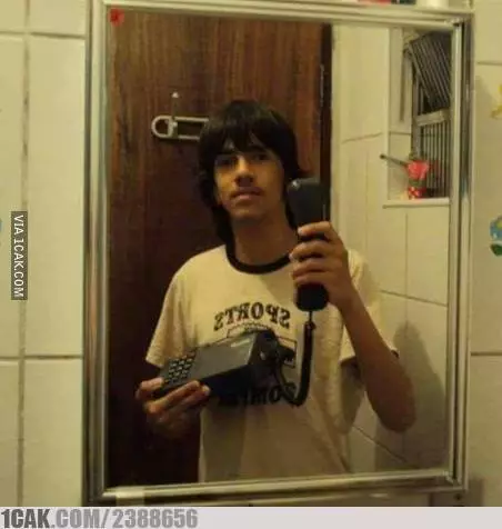 orang mirror selfie © Berbagai Sumber orang mirror selfie © Berbagai Sumber