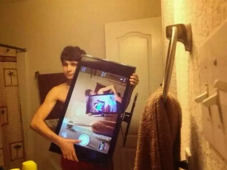 orang mirror selfie © Berbagai Sumber orang mirror selfie © Berbagai Sumber