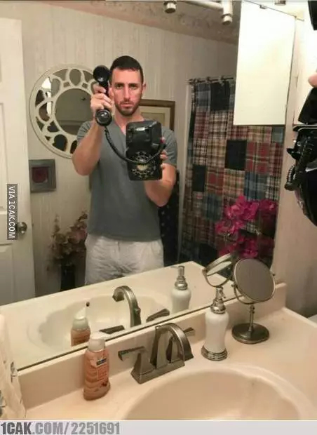 orang mirror selfie © Berbagai Sumber orang mirror selfie © Berbagai Sumber