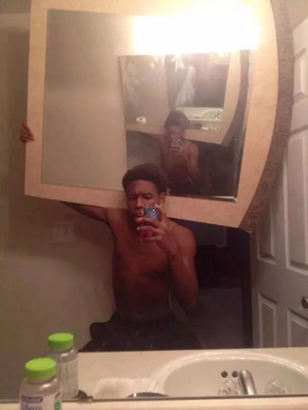 orang mirror selfie © Berbagai Sumber orang mirror selfie © Berbagai Sumber