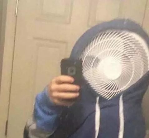 orang mirror selfie © Berbagai Sumber orang mirror selfie © Berbagai Sumber