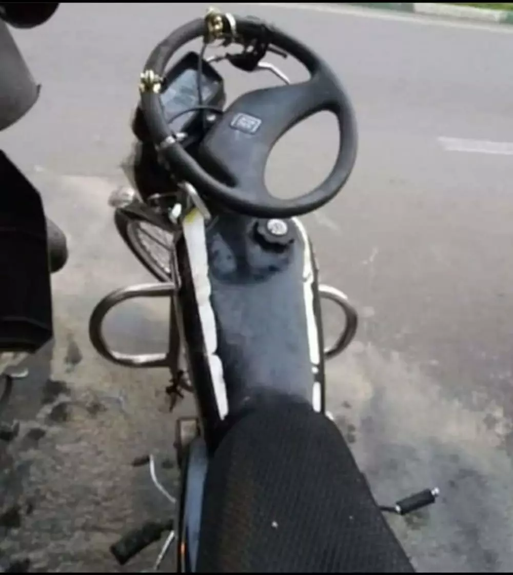 motor dimodifikasi pakai part mobil Instagram motor dimodifikasi pakai part mobil Instagram