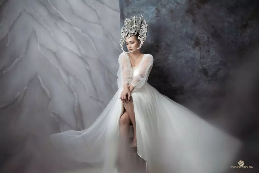 Pemotretan Feby Febiola dengan mahkota eksotis © Instagram