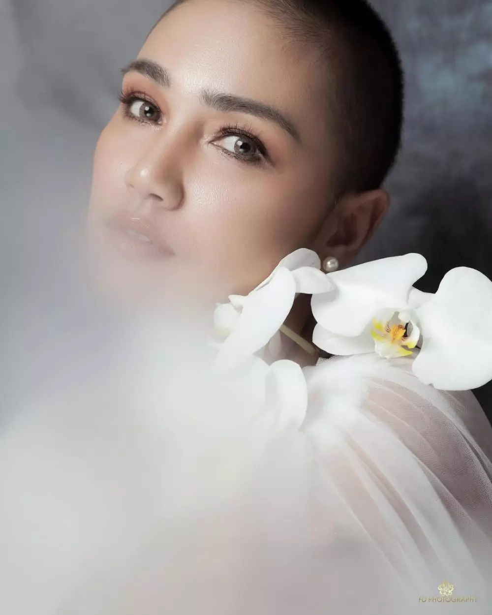 Pemotretan Feby Febiola dengan mahkota eksotis © Instagram