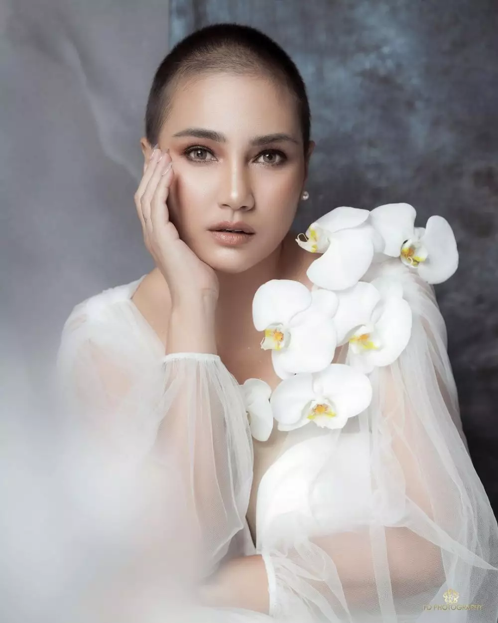 Pemotretan Feby Febiola dengan mahkota eksotis © Instagram