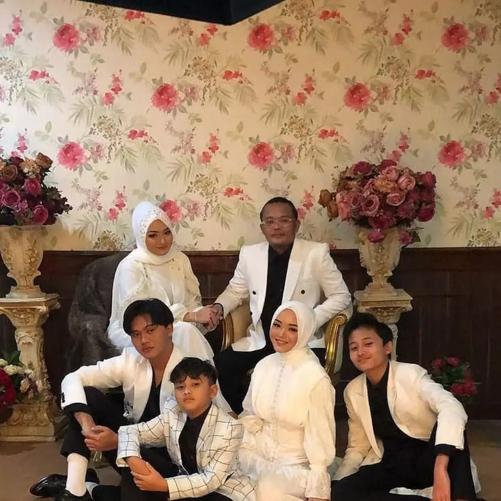 Momen pemotretan keluarga Sule © 2021 brilio.net Momen pemotretan keluarga Sule © 2021 brilio.net