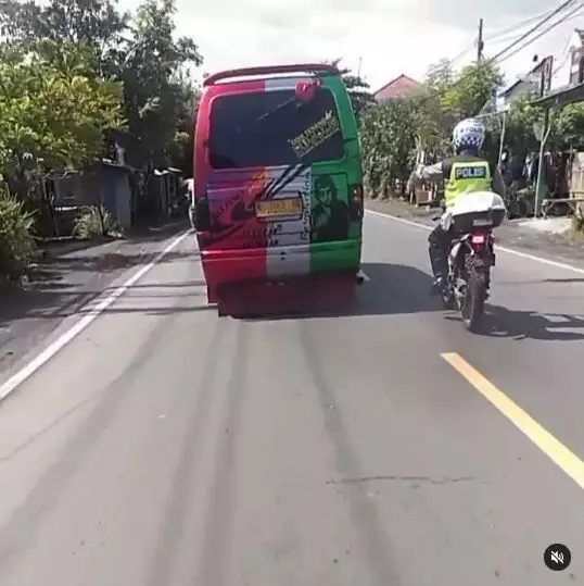 Polisi di Probolinggo diserempet Instagram © 2021 brilio.net Polisi di Probolinggo diserempet Instagram © 2021 brilio.net