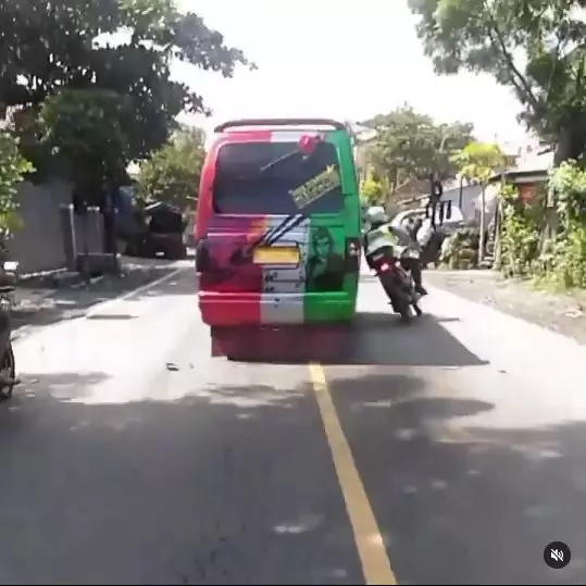 Polisi di Probolinggo diserempet Instagram © 2021 brilio.net Polisi di Probolinggo diserempet Instagram © 2021 brilio.net