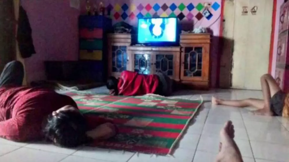 pose bapak nonton tv © Berbagai Sumber pose bapak nonton tv © Berbagai Sumber