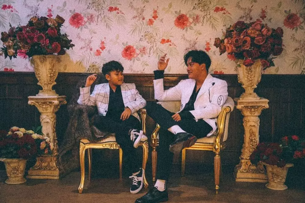 pemotretan keluarga Sule dengan tema hitam putih Instagram © 2021 brilio.net pemotretan keluarga Sule dengan tema hitam putih Instagram © 2021 brilio.net