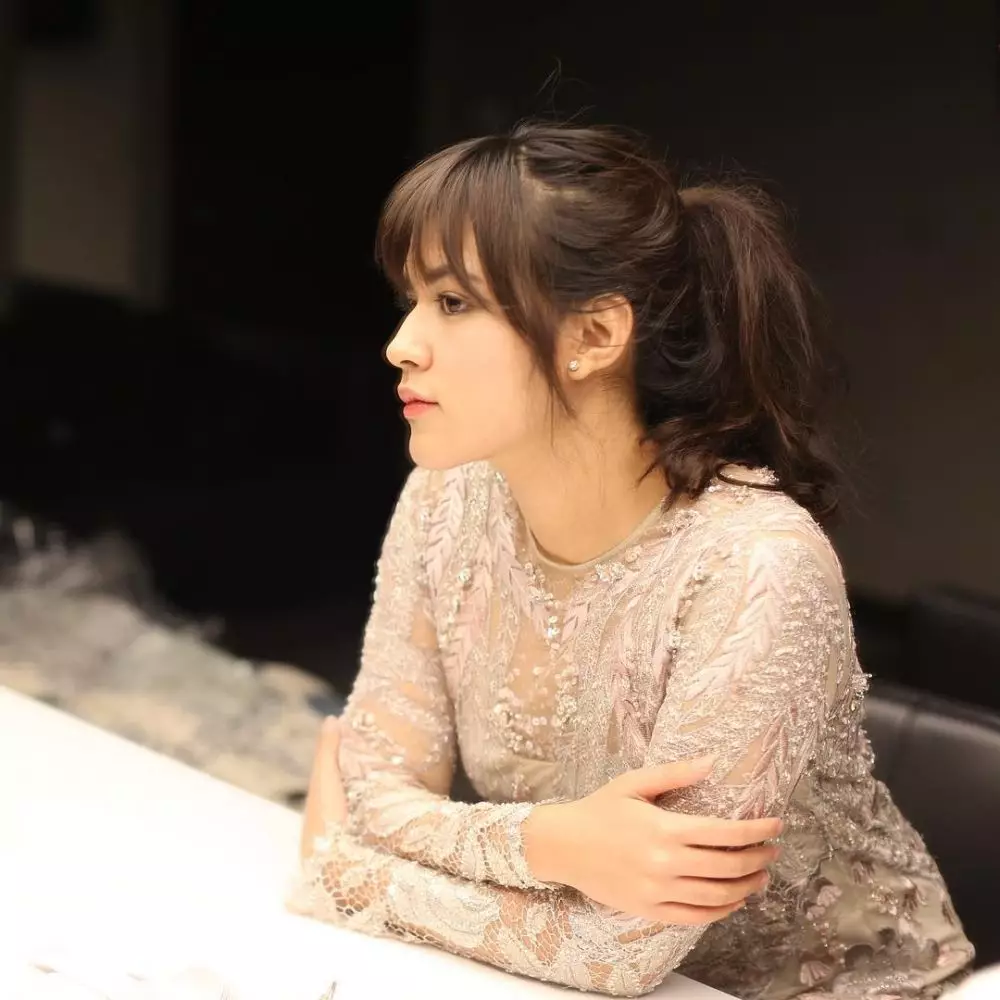 raisa rambut poni © Instagram