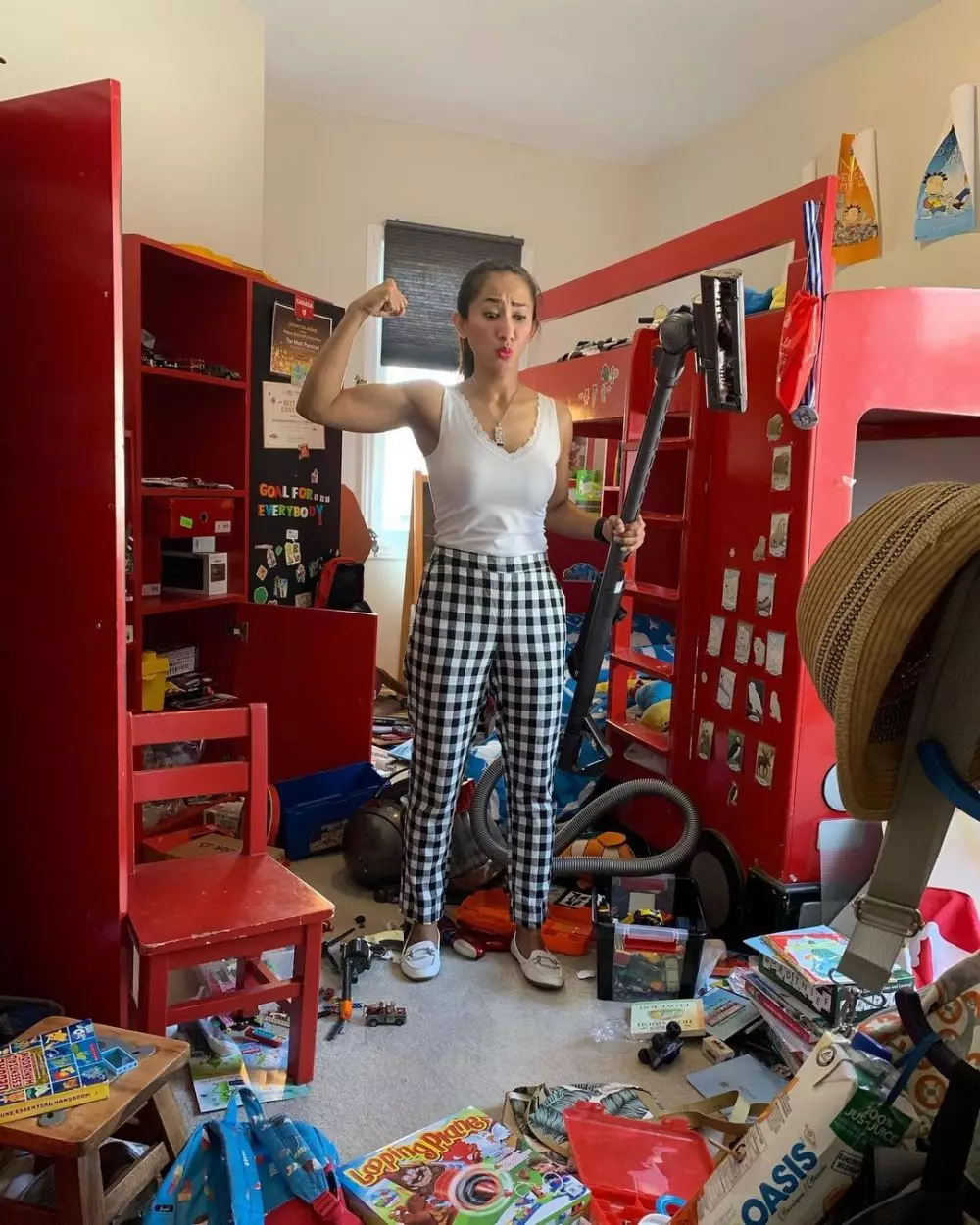 Cut Memey kerjakan pekerjaan rumah © Instagram