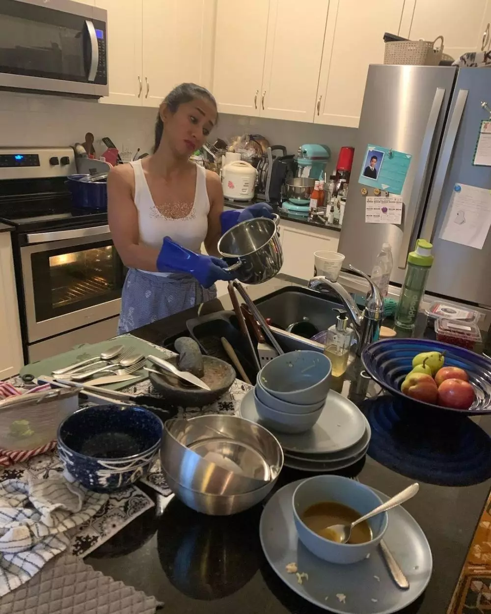 Cut Memey kerjakan pekerjaan rumah © Instagram