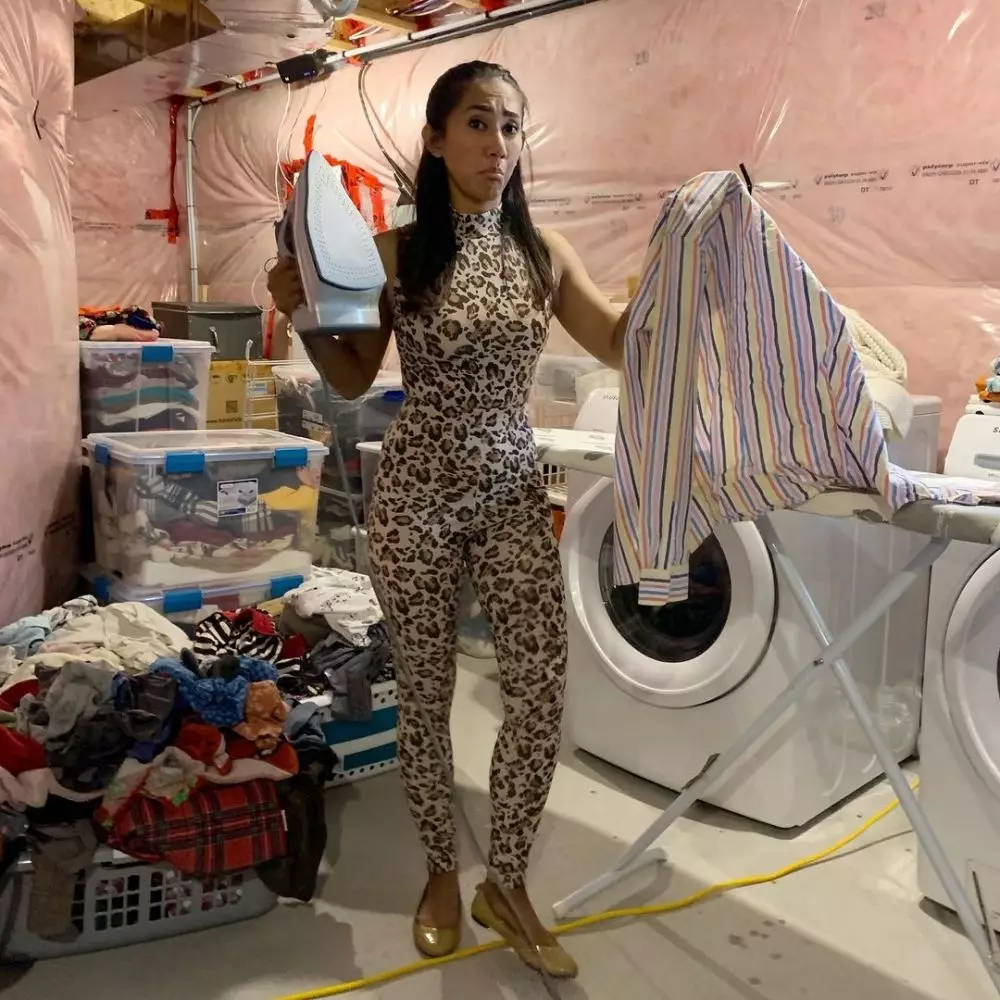 Cut Memey kerjakan pekerjaan rumah © Instagram