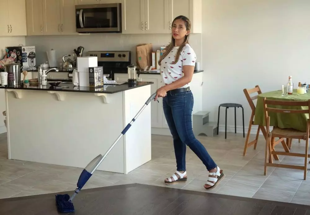 Cut Memey kerjakan pekerjaan rumah © Instagram