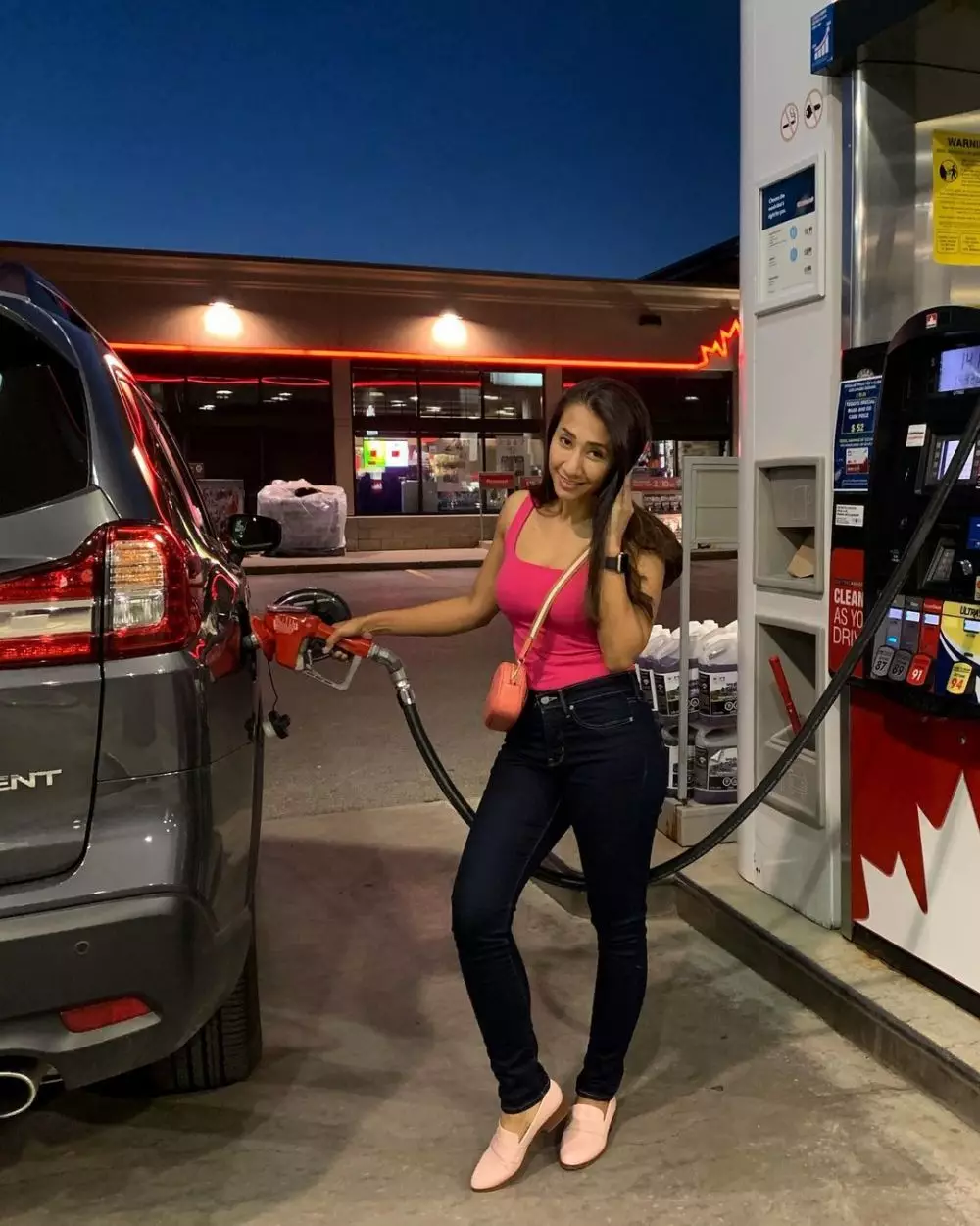 Cut Memey kerjakan pekerjaan rumah © Instagram