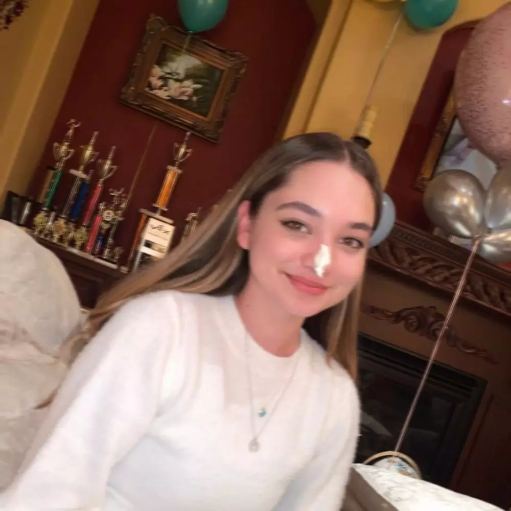 Potret cantik Tina Bleszynski © 2021 brilio.net